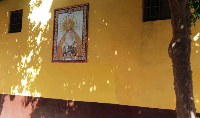 Limpian unas pintadas vandálicas en la Iglesia de San Martín