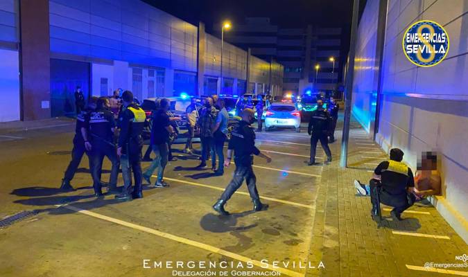 Un policía herido y botellones en Sevilla tras el fin del estado de alarma