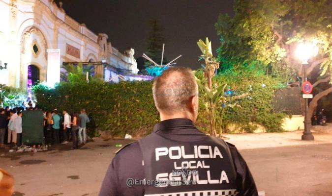 Dispositivo contra el consumo de alcohol en la vía pública el pasado fin de semana. / Emergencias Sevilla