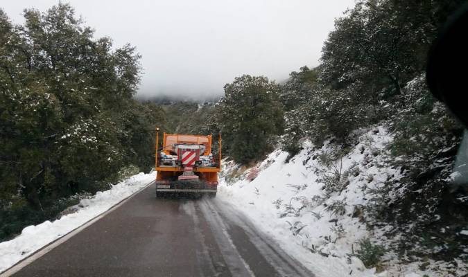 Andalucía mantiene cinco carreteras cerradas al tráfico por hielo y nieve