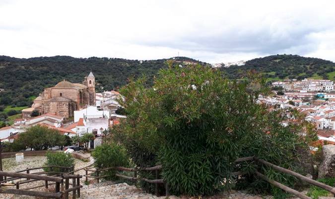 Vistas de El Castillo de las Guardas desde el mirador, ubicado en los restos del antiguo castillo (Foto: Ayuntamiento de El Castillo de las Guardas).