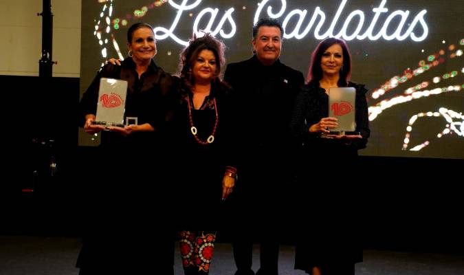 Las Carlotas reciben el premio de manos de Lola Triana y José Carlos Seco de Adriático Records / J. Raya 
