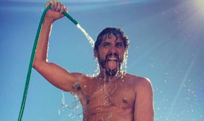Paco León se vuelve a desnudar en Instagram: «El manguerazo de toda la vida»