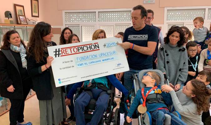 Imagen del cheque con la donación a Upacesur. / El Correo