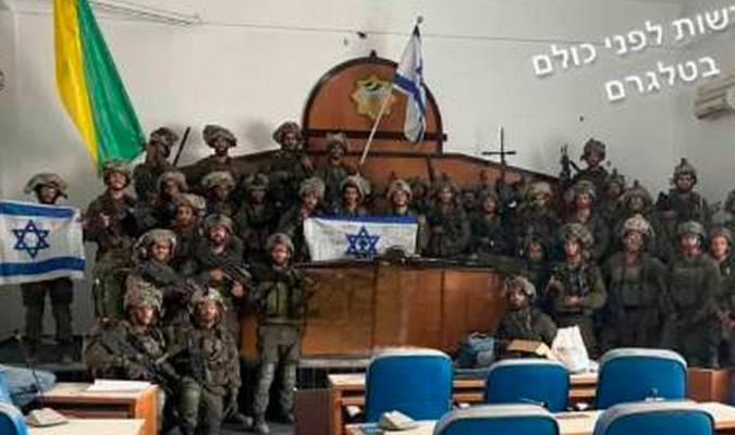 Tropas de la Brigada Golani israelí posan en el interior del Parlamento de Gaza. (FDI)