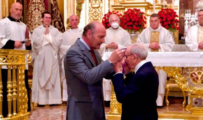 La medalla de oro del Gran Poder ya está en manos de Antonio Ríos 