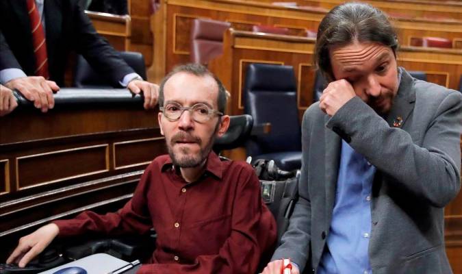 Iglesias llora tras saludar a Echenique después de que Sánchez lograra la confianza del Congreso para ser presidente. / JUAN CARLOS HIDALGO / EFE