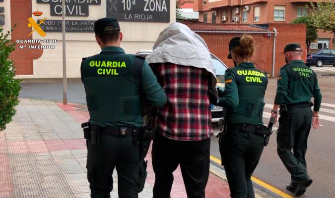 El detenido por el asesinato del menor de nueve años de Lardero (La Rioja), acompañado de varios guardias civiles. / Guardia Civil