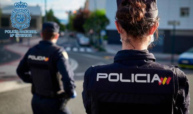 La Policía Nacional salva la vida en Sevilla a un bebé en estado crítico