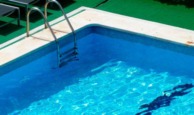 Muere ahogado un menor de seis años tras caer a una piscina en Lora del Río