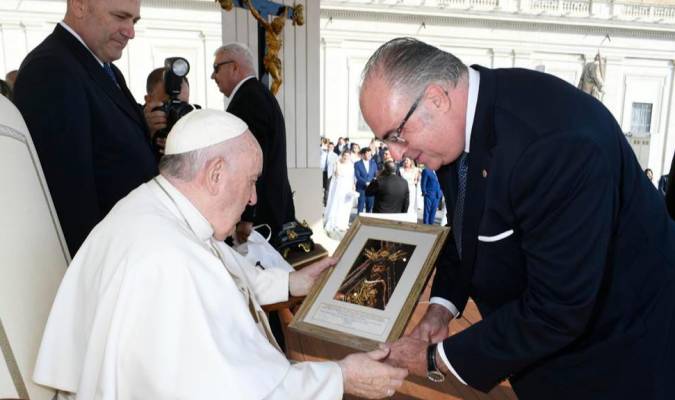 El Papa recibe un cuadro del Nazareno del Silencio