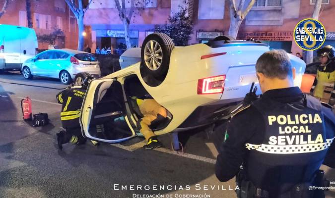 Vuelca con su coche en Sevilla Este con su conductor bajo los efectos del alcohol