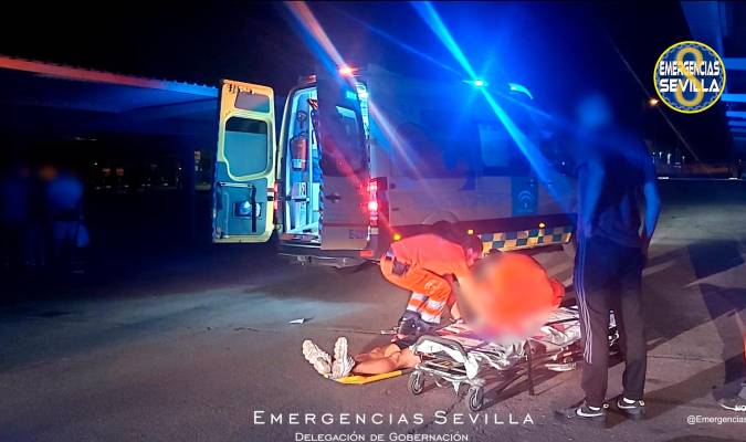 Un joven hospitalizado grave tras caer en marcha de un coche en Sevilla Este