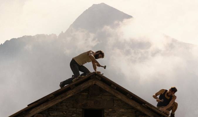 Luca Marinelli y Alessandro Borghi en un fotograma de la cinta «Las ocho montañas»