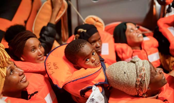 Llegan a Lampedusa 281 migrantes y 336 esperan un puerto en barcos de ONG