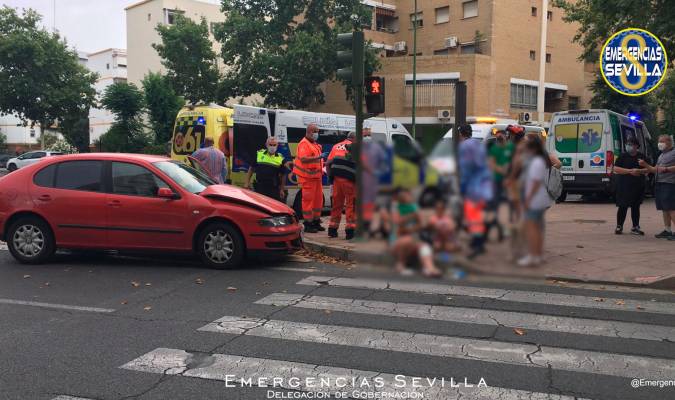 Diez heridos tras colisionar una ambulancia con un coche en Nervión