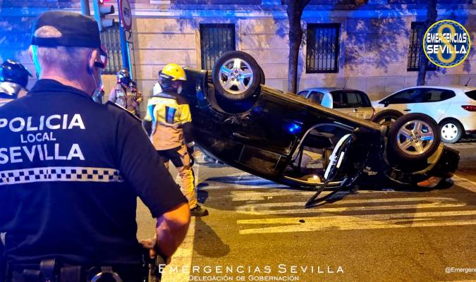 Un turismo vuelca en un accidente en Sevilla capital, con tres heridos