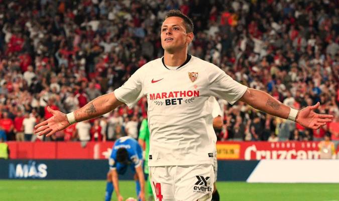 ‘Chicharito’ Hernández celebra un gol con la eslástica del Sevilla. / SFC