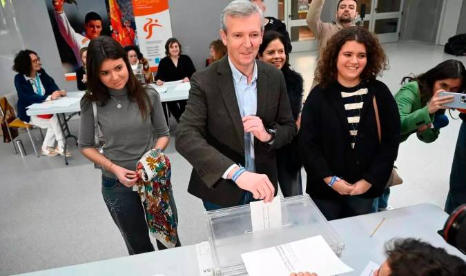 El líder del PPdeG, Alfonso Rueda, votando en las elecciones del 18-F / RAFA VÁZQUEZ