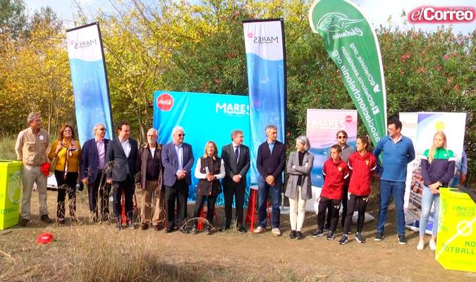 Coca Cola limpia el río Guadalquivir de Sevilla con 160 voluntarios