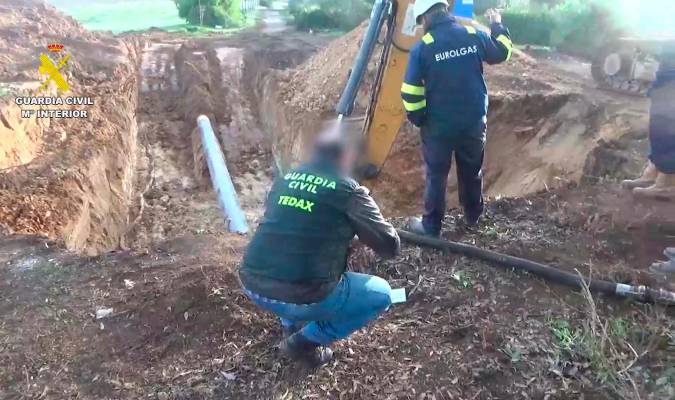 Cuatro detenidos tras robar 2.300 litros de combustible en un oleoducto de Alcalá