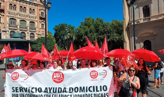 Las trabajadoras de ayuda a domicilio se manifiestan en Sevilla