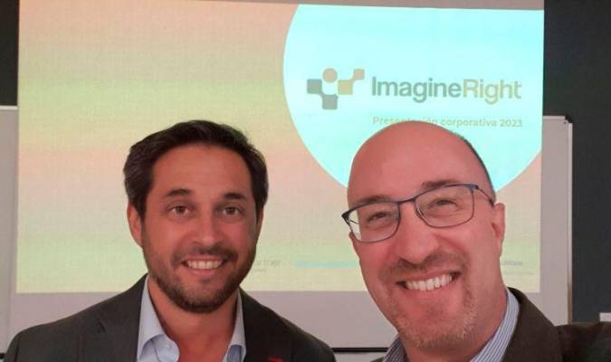 Pelayo Romero (a la derecha de la imagen), es el CEO de la empresa sevillana ImagineRight, que tiene abierta una oferta de empleo para las funciones de consultoría de gestión de recursos humanos más gestión de área documental.