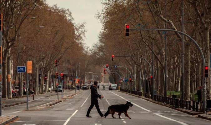Un hombre pasea a su perro. / Efe