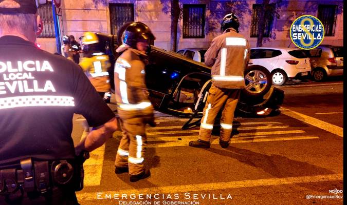 Un turismo vuelca en un accidente en Sevilla capital, con tres heridos