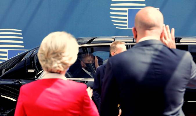 La presidenta de la Comisión Europea, Ursula von der Leyen, y el presidente del Consejo Europeo, Charles Michel, se despiden del presidente de EEUU, Joe Biden. / European Union