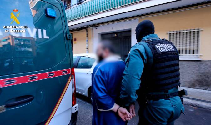 Detención de un hombre de 44 años en Madrid investigado por captar presuntamente a menores para Estado Islámico.