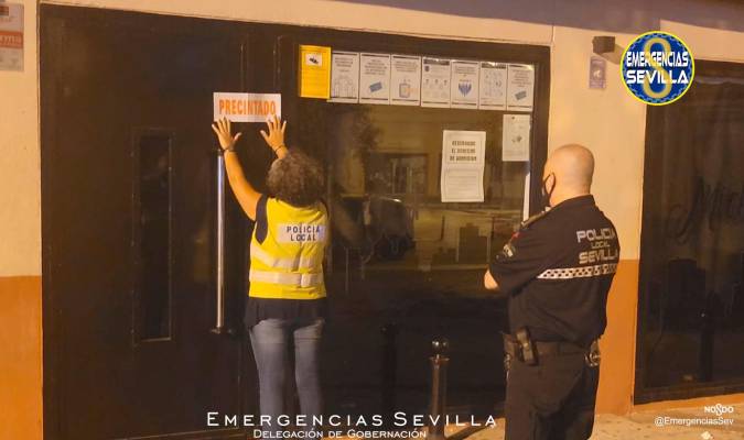 Desalojadas 700 personas de cinco locales en Sevilla