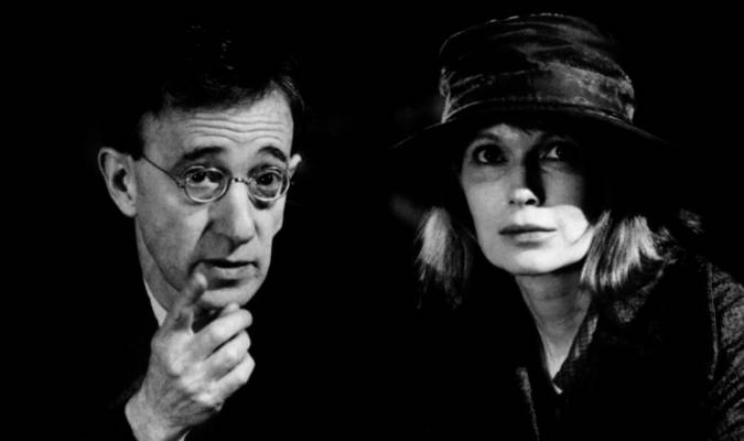 Woody Allen y Mia Farrow en una escena de ‘Sombras y niebla’. / El Correo