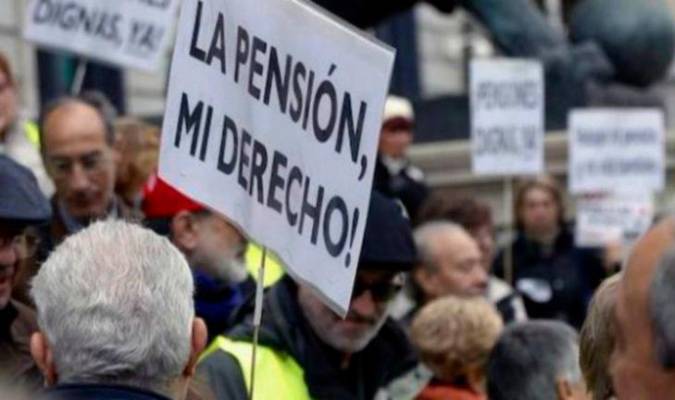Pensionistas reclamando sus derechos. / EFE