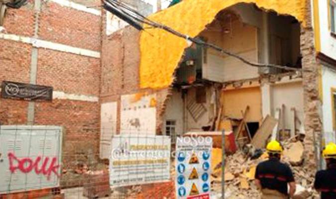 Desalojados de una vivienda tras derrumbarse un muro por unas obras colindantes