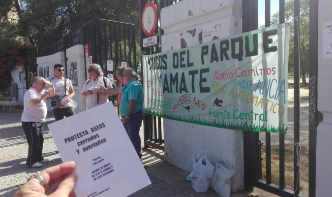 Acto de pegada de carteles y reparto de panfletos reivindicativos esta mañana en el Parque Amate. Foto: El Correo.