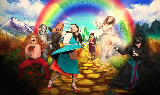 Dorothy conoce a fantásticos y estrambóticos personajes en el mundo de Oz.