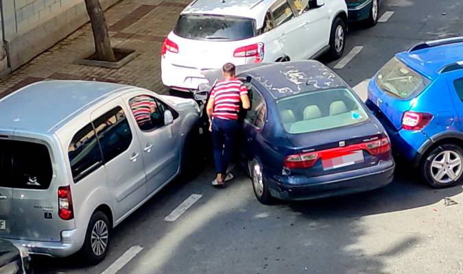 Un joven sin carné roba un coche y daña a otros 9 aparcados