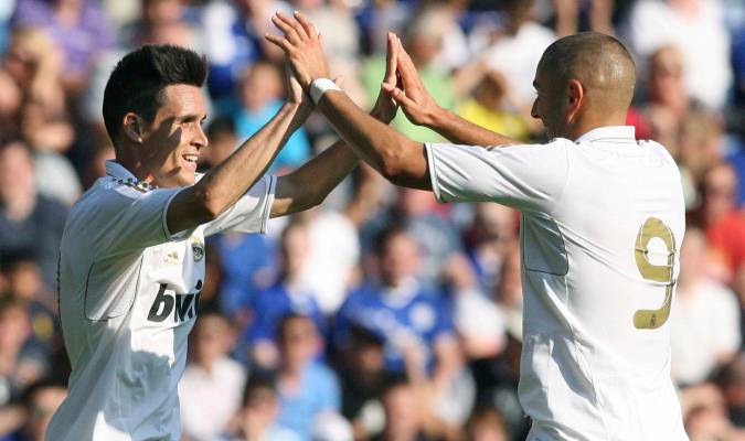 Callejón celebra un gol con Benzema en su etapa en el Real Madrid.
