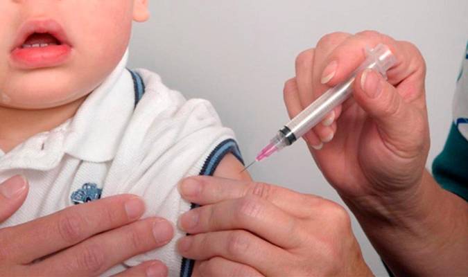 Aplicación de una vacuna infantil. / El Correo