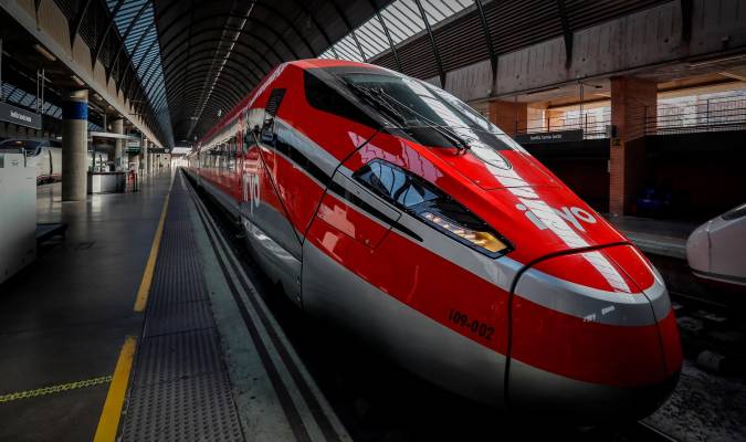 Tren de alta velocidad bautizado como "Flecha roja" de Iryo. /EFE - Jose Manuel Vidal.