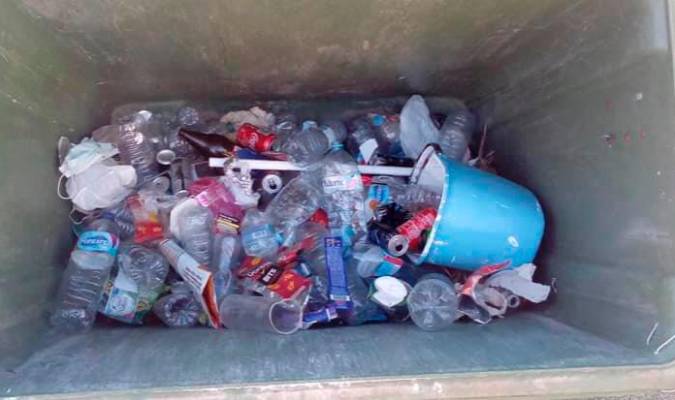 Decenas de kilos de basura de botellonas a pesar de la prohibición 