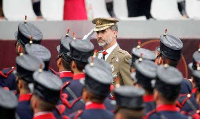 Felipe VI durante una parada militar. / EFE