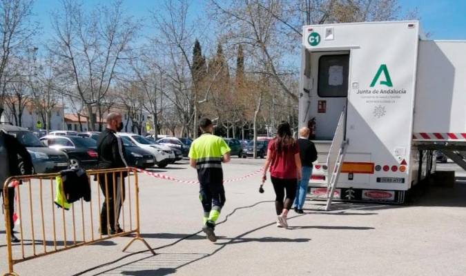 Se disparan los contagios en Sevilla: 676 casos y cinco muertos