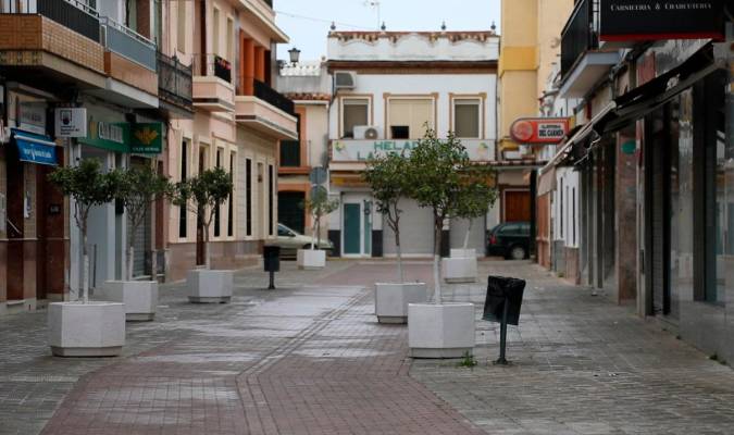 Calle Morales Gómez, uno de las zonas comerciales de la localidad, con los establecimientos cerrados. / Ayto Brenes