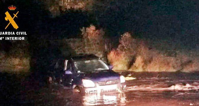 Rescatadas dos personas tras quedar atrapado su vehículo en un arroyo en Castellar