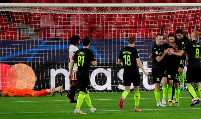 El delantero sueco del Krasnodar Marcus Berg (3d), celebra el segundo gol del equipo ante el Sevilla. EFE/Julio Muñoz