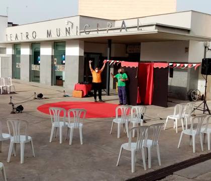 Teatro Pepe Fernández de Aznalcóllar, donde se celebrarán la mayoría de propuestas, preparado para una actuación teatral en el exterior (Foto: Ayuntamiento de Aznalcóllar)