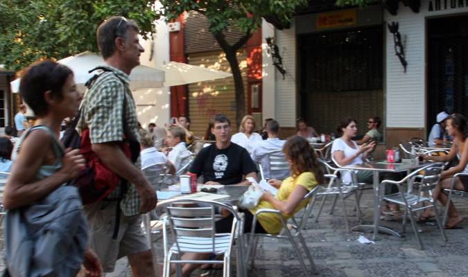Urbanismo ordena retirar veladores no autorizados a once negocios de Sevilla. Foto: E.P.