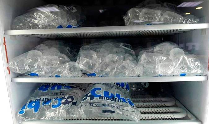Limitaciones y subida de precios en la venta de cubitos de hielo